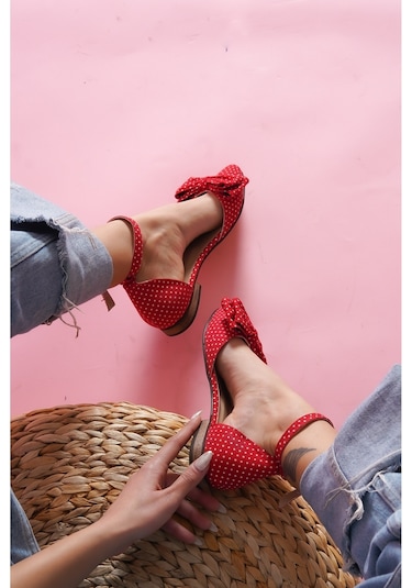 Misty Kırmızı Puantiyeli 2 Cm Topuklu Bilekten Bantlı Sivri Burun Günlük Babet Kırmızı