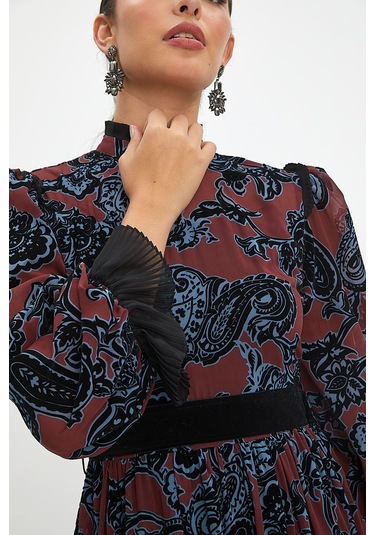 Desenli Ve Piliseli Elbise - Fırfır Detaylı, Şifon Ve Kemer Tasarımıyla Zamansız Şıklık Bordo