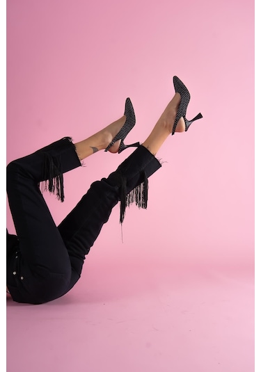 Rozalinda Siyah Puantiyeli Önü Sivri Günlük Kullanım Topuklu Ayakkabı Siyah