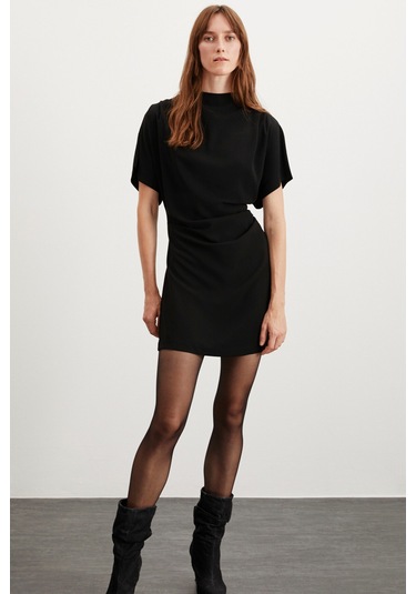 Maxıne Kadın Drape Detaylı Omuzdan Geniş Belden Aşağı Oturan Esnek Krep Örme Kumaşlı Mini Siyah Elbi