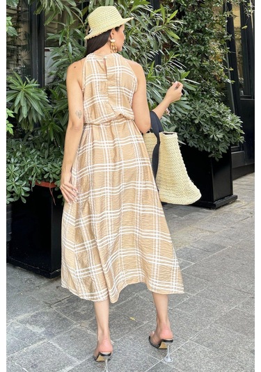 Kadın Bej Ekose Desenli, Halter Yaka, Kendinden Kemerli Uzun Salaş Elbise Bej