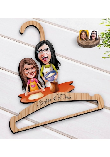 Kişiye Özel Anne Kız Karikatürlü Standart Boy Ahşap Elbise Askısı (551145278)