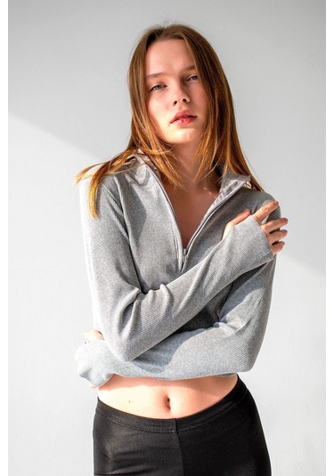 Siyah Bilek Detaylı Fermuarlı Crop Bluz Gri