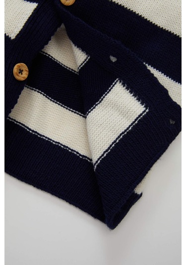 Defacto Erkek Bebek Çizgili Harf Nakışlı Düğmeli Triko Hırka C8857A524AUNV241 Lacivert Defacto Erkek Bebek Çizgili Harf Nakışlı Düğmeli Triko Hırka C8857A524AUNV241 Lacivert