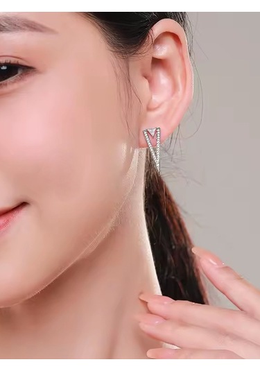 Timeless Series Işıltılı V Form Tria Taş Gümüş Kadın Küpe Gümüş