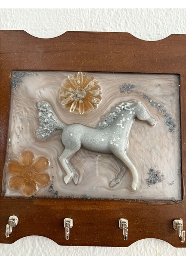 Pelince - Gümüş At Figürlü - Epoksi Ahşap Anahtar Askılığı Tek Ürün - Ebat : 24 X 29 Cm Ahşap