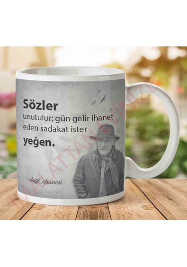 Tuncel Kurtiz Sözler Unutulur İki Tarafı Baskılı Kupa Bardak.jpg Çok Renkli