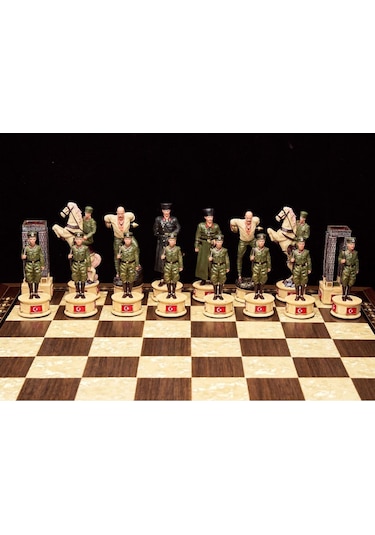 Çanakkale Savaşı Büyük Boy Şah 12 Cm Satranç Takımı, Deri Oyun Alanı Ile Gönderilmektedir.
