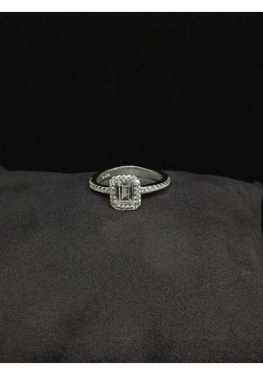 925 Ayar Gümüş Baget Taşlı Kadın Yüzük - Şık Ve Zarif Tasarım" Gümüş