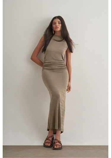 Mizalle Yan Büzgü Detaylı Vatkalı Uzun Kolsuz Vizon Bodycon Elbise Vizon