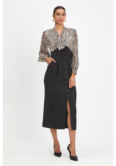 Kadın Leopar Desenli Midi Elbise - Fiyonk Yaka, Düğme Ve Yırtmaç Detaylı, Şık Ve Modern Tasarım - Günlük Ve Özel Davetler İçin Elbise Bej