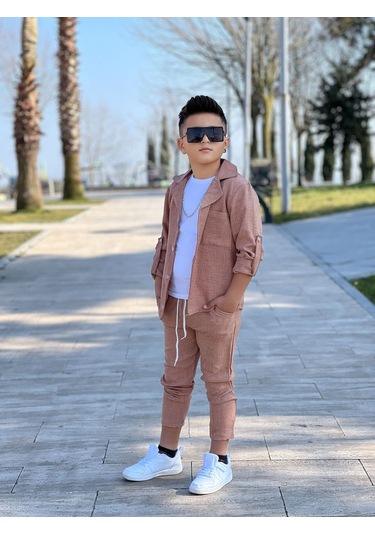 Modavals Kol Katlamalı Keten Gömlek & Beli Lastikli Keten Pantolon & Pamuklu Tshırt & Zincir Aksesuar 4lü Keten Erkek Çocuk Takım Kahverengi Modavals Kol Katlamalı Keten Gömlek & Beli Lastikli Keten Pantolon & Pamuklu Tshırt & Zincir Aksesuar 4lü Keten Erkek Çocuk Takım Kahverengi