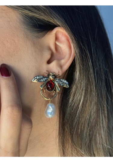 Arı Figürlü Taş Detaylı İncili Kadın Çelik Küpe Altın Renk, Gösterişli Ve Şık Tasarım Altın