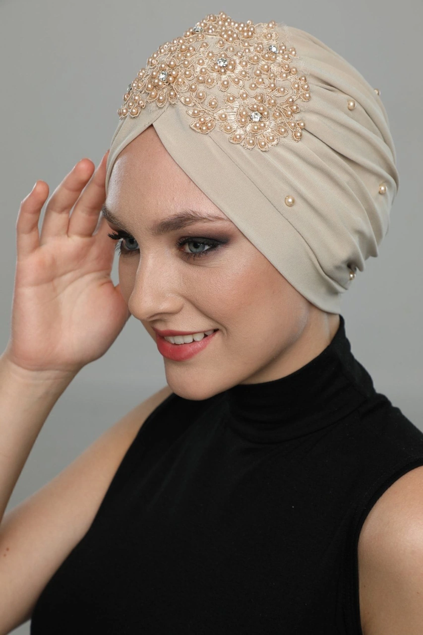 Kopma Astarlı Işlemeli Bej Dantel Motifli Hazır Türban Tesettür Abiye Bone Bej Dantel