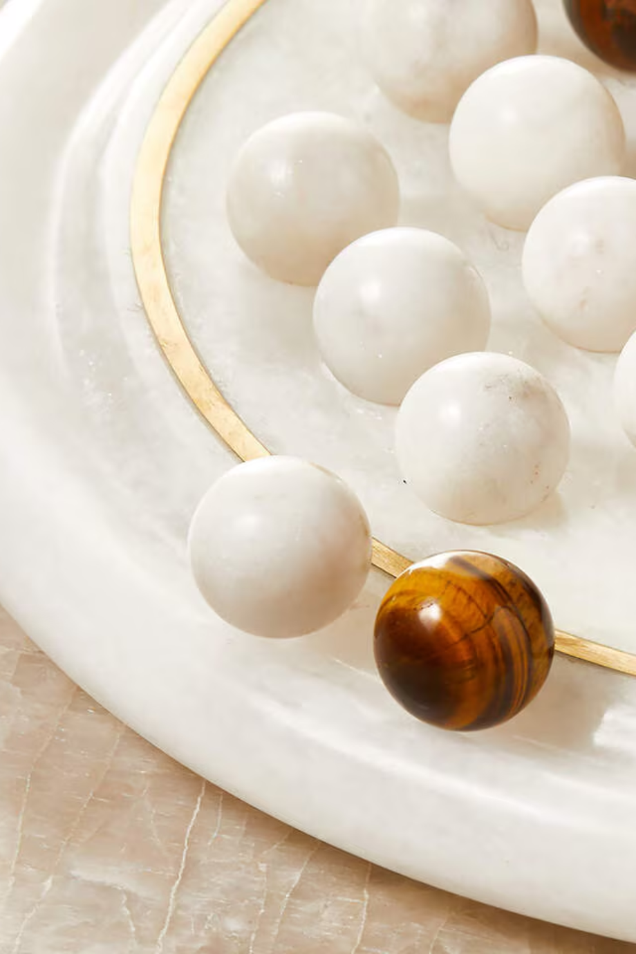 Cb2 Lydi Alabaster Solitaire Pirinç Detaylı Dama Seti Beyaz