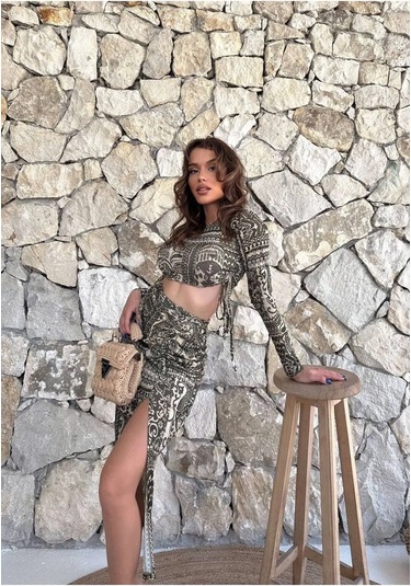 Antik Desenli Yan Büzgülü Yırtmaçlı Esnek Tül Kumaş Etek Uzun Kol Crop Takım Yeşil