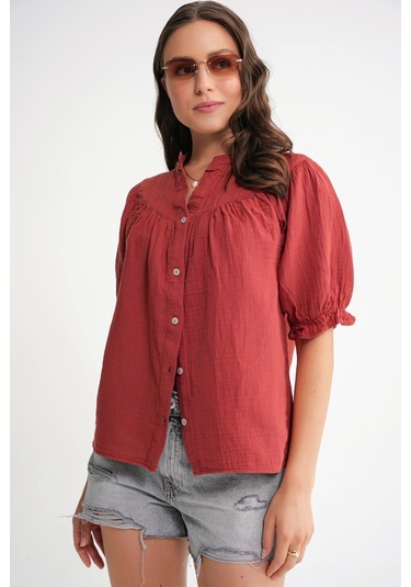 4725 Kadın Büzgü Robalı Kolu Fırfırlı Müslin Gömlek Kızılcık Kızılcık