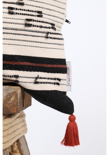 Ecocotton Aral Lita %100 Organik Pamuk Püsküllü El Nakışlı 45 45 Cm Kırlent Kılıfı Kırmızı - Siyah