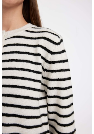 Defacto Regular Fit Bisiklet Yaka Çizgili Düğmeli Triko Hırka C9051AX24WNER105 Ekru