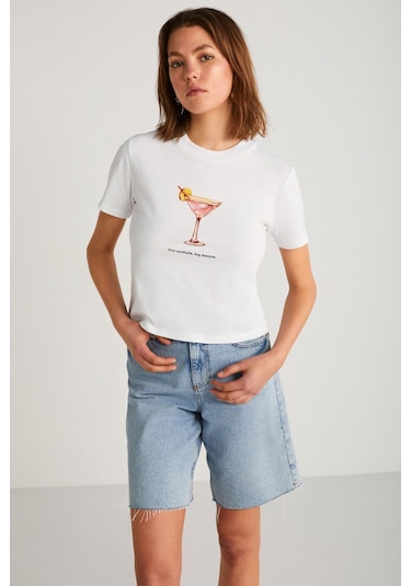 Ivonne Kadın Cocktail Baskı Desenli Kısa Kollu Organik Pamuklu Bisiklet Yaka Crop Beyaz T-shirt