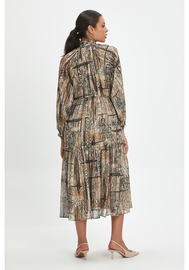 Kadın Uzun Elbise - Yılan Derisi Desenli, Balıkçı Yaka Ve Taşlı Düğme Detaylı, Şık Ve Modern Tasarım - Günlük Ve Özel Kullanım İçin Elbise Bej