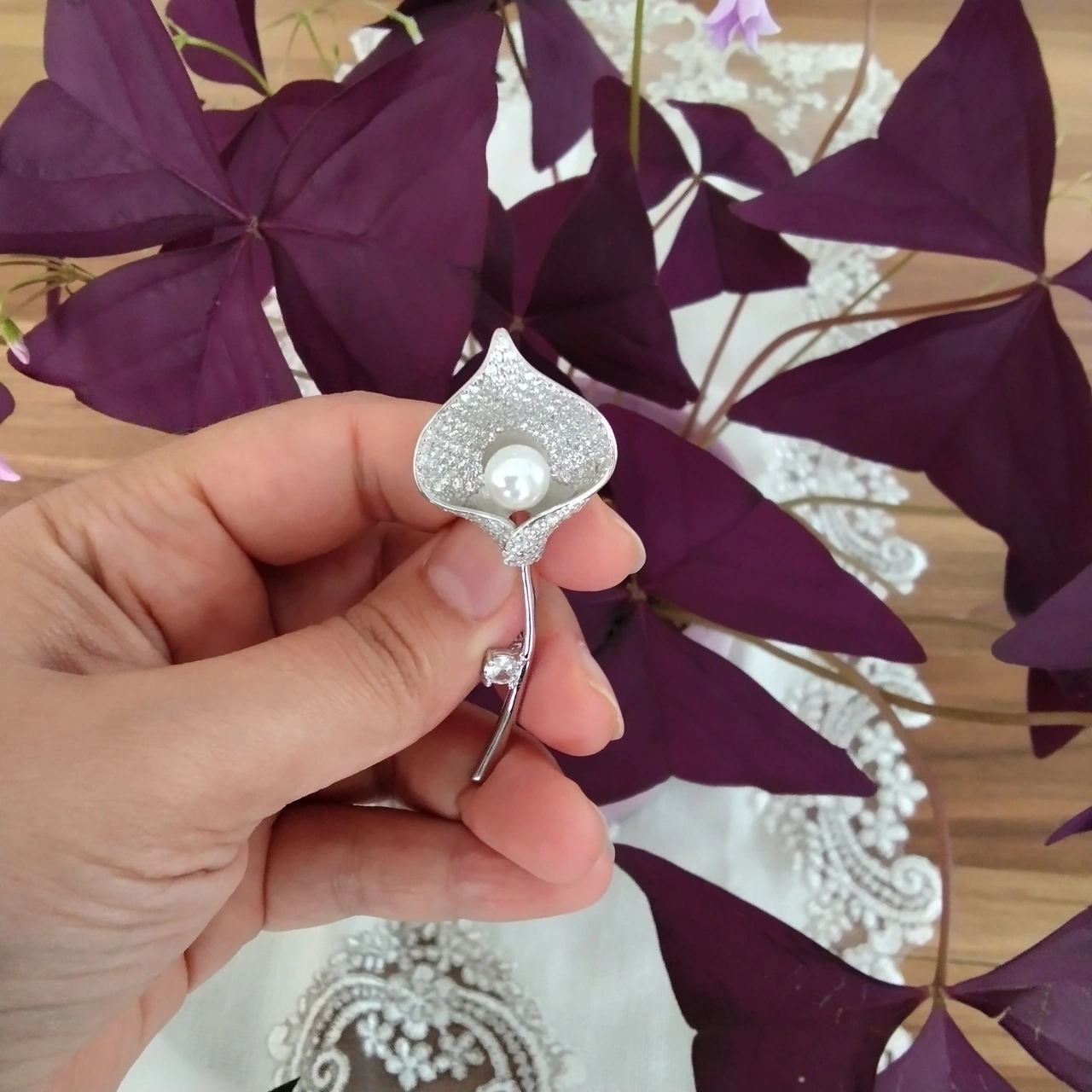 925 Ayar Gümüş Kadın Broş- İncili Lale Detaylı Gümüş