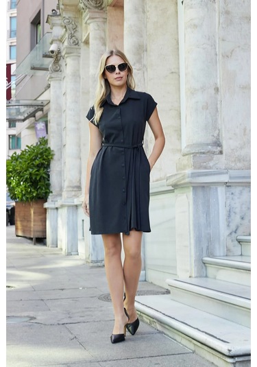 Kadın İpeksi Modal Kumaş Yakalı Düşük Omuzlu Diz Altı Kuşaklı Düğmeli Elbise-siyah Siyah