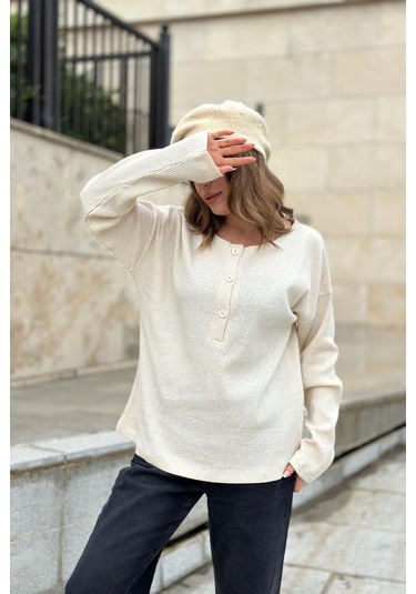 Kadın Bej Yumuşak Dokulu Düğmeli Triko Kazak, Uzun Kol, Regular Kesim, Standart Boy. Taş