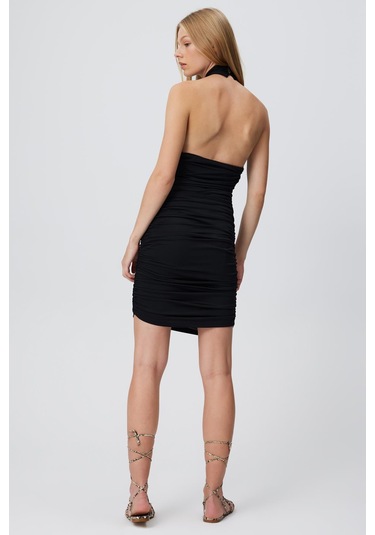 BÜZGÜLÜ BOYUNDAN ASKI MİDİ ELBİSE SİYAH