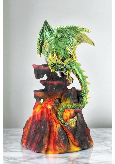 Volkanda Duran Dragon Figürü