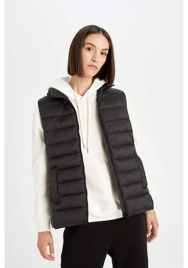 DeFacto Su İtici Dik Yaka Kapitoneli Fermuarlı Cepli Mevsimlik Şişme Yelek A0975AX25SPBK27 Siyah