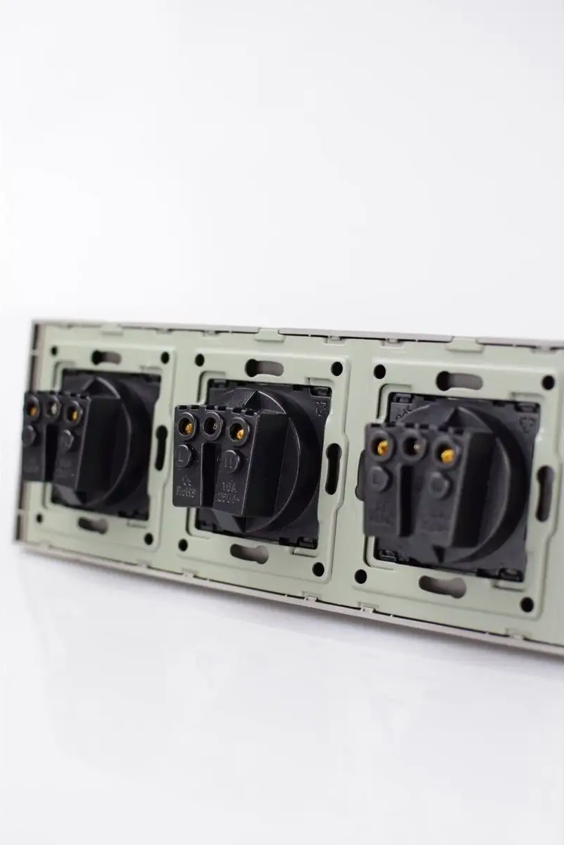 Vo'stabl Topraklamalı Ve Çocuk Korumalı Gri Beşli Priz. 163735065 105 Derece