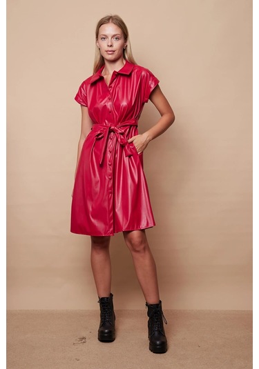 Kadın Hafif Likralı Ekolojik Deri Yakalı Düşük Omuzlu Yan Cepli Düğmeli Diz Boy Elbise-kırmızı Kırmızı