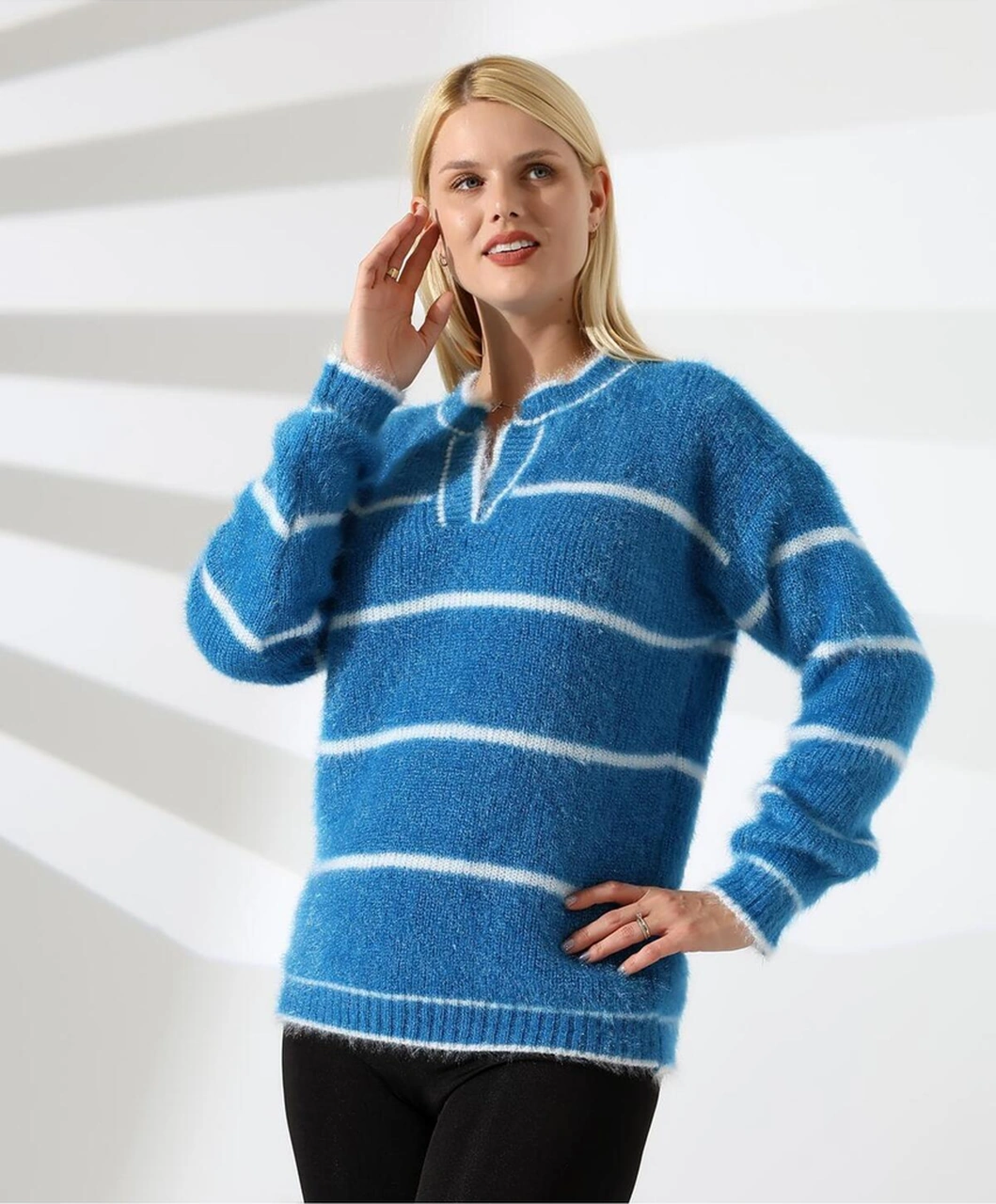 Yaka V Kesimli Tüylü Çizgili Triko Kazak Mavi