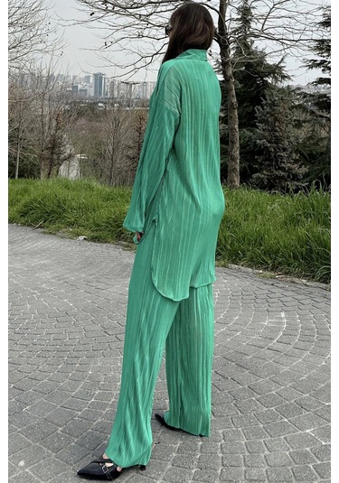 Kadın Yeşil Uzun Tunik Gömlek & Beli Lastikli, Bol Paça Pantolon - Salaş Bürümcük Takım Benetton Kadın Yeşil Uzun Tunik Gömlek & Beli Lastikli, Bol Paça Pantolon - Salaş Bürümcük Takım Benetton