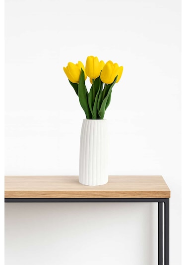 Vazoda Islak Görünümlü Yapay Sarı Laleler Modern Dekor Aranjmanı Vazo + 8 Li Güller Beyaz