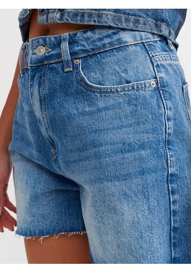 Dilvin Paçası Kesik Denim Şort Mavi