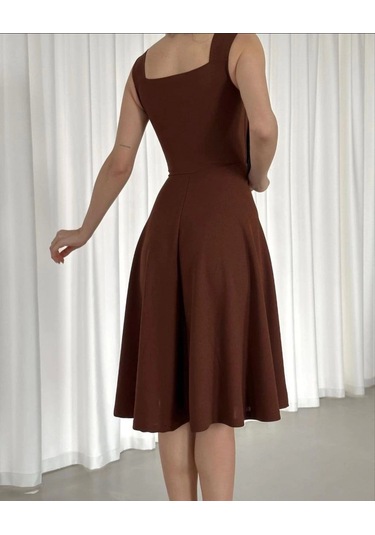 Kadın Krep Kumaş Askılı Kalp Yaka Düğme Detay Midi Boy Elbise Kahve