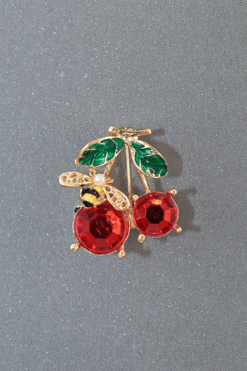 Yazın Neşesi Arılı Kiraz Broş. Altın Dallı Kristal Taşlı Yakut Renkli Kiraz Arı Kadın Yaka İğnesi Gold Kıımızı
