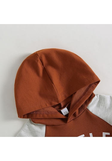 Kahverengi Bebek Erkek Yaz Giysileri Kıyafetler Mektup Baskı Kontrast Renk Kapşonlu Kısa Kollu Üstler Ve Şort 2 Adet Takım Elbise Kahverengi