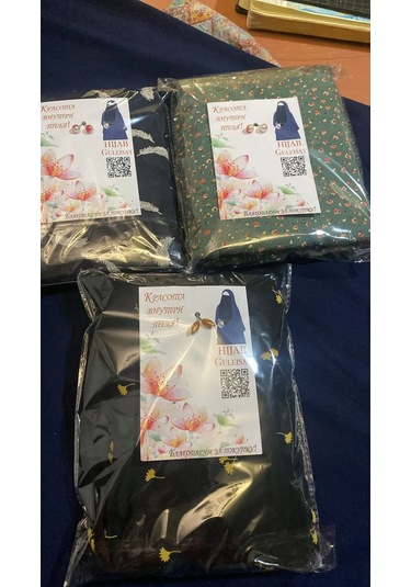 Guleisat Hidjab Namaz Kılmak İçin Tesettür Elbisenin Üzerinde Örtünmelidir. Türbanlı Ve Tesettürlü Tasarım, Açık Mavi