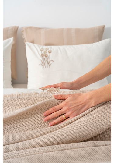 Amara Cappuccino Nakışlı Çift Kişilik %100 Pamuklu Nevresimli Pike Seti - 7 Parça Çeyiz Seti Cappuccino