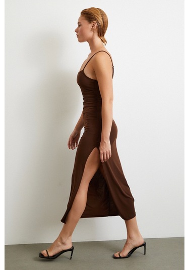Yanı Büzgülü Askılı Elbise Yırtmaçlı Kahve Kahve