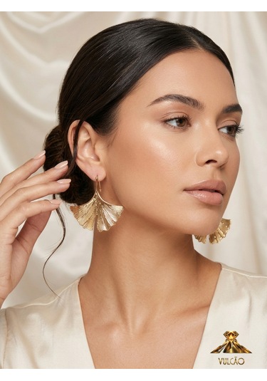Yaprak Model Çelik Küpe Altın