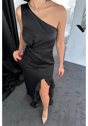 The İstanbul Siyah Volanlı Saten Abiye Siyah