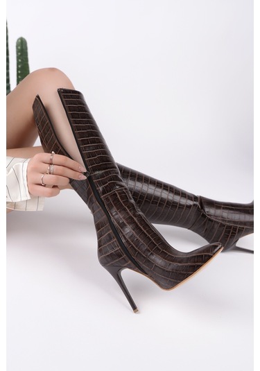 Muggo Zest Kroko Desenli Sivri Burun Fermuarlı İnce Topuklu Kadın Çizme Kahverengi