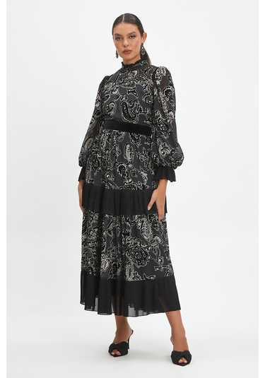 Desenli Ve Piliseli Elbise - Fırfır Detaylı, Şifon Ve Kemer Tasarımıyla Zamansız Şıklık Siyah