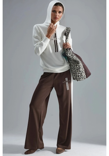 Hiccup Modal Dokulu Kapüşonlu Sweatshirt Ve Şerit Detaylı Pantolon Takımı Bersan Collection Beyaz Hiccup Modal Dokulu Kapüşonlu Sweatshirt Ve Şerit Detaylı Pantolon Takımı Bersan Collection Beyaz