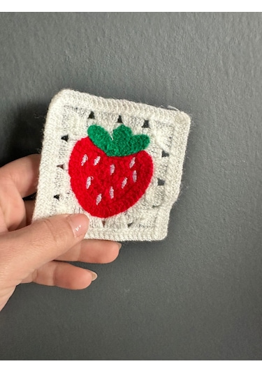 Triko Çilek Cep Arma Dikiş Aplike 9x9 Cm
