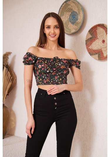 Darlin Moda Siyah Çiçek Desenli Gipe Detaylı Crop Bluz Dm7000